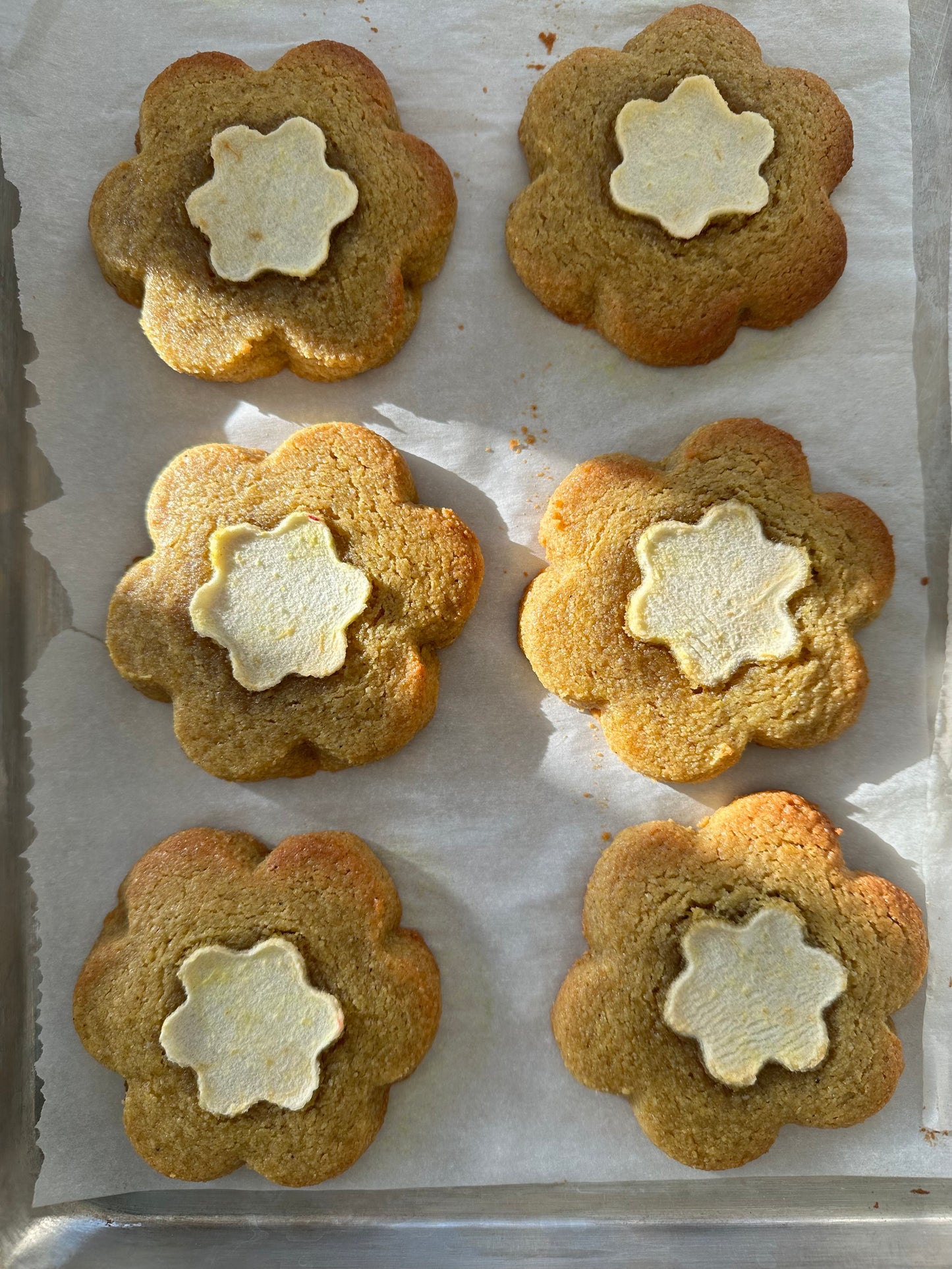 VEGAN APPLE CINNAMON FLOWER COOKIES